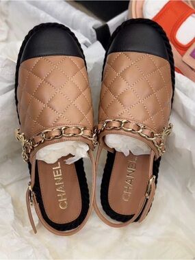 🚩steal CHANEL Quilted Tan and Black Chain-Trim Slingback Mules